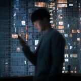 マンションと男性
